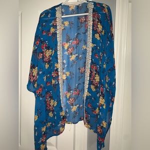 Rewind kimono in size XL, blue floral with lace detail on the front